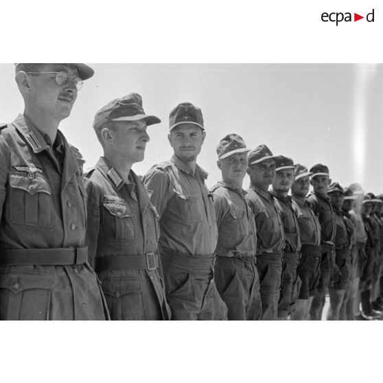 Les soldats du Schützen-Regiment 103 (I-Schtz.Rgt-104) en formation en carré.