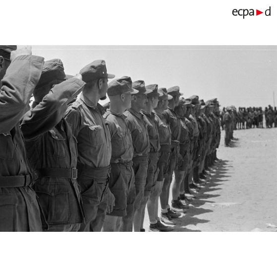 Les soldats du Schützen-Regiment 103 (I-Schtz.Rgt-104) en formation en carré.