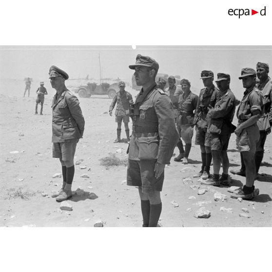 Le Generalleutnant Rommel et un Leutnant du Schützen-Regiment 103 (I-Schtz.Rgt-104), en arrière-plan l'Hauptmann Bach et des officiers italiens et allemands.
