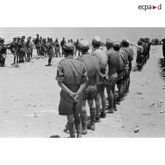 Les troupes du Schützen-Regiment 103 (I-Schtz.Rgt-104) lors de l'inspection du général (Generalleutnant) Erwin Rommel.