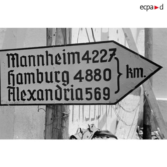 Panneau indicateur à Bardia.