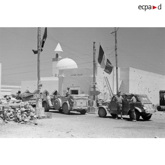 A Bardia, des voitures Kfz-15 et Kübelwagen devant un ancien poste de garde britannique.