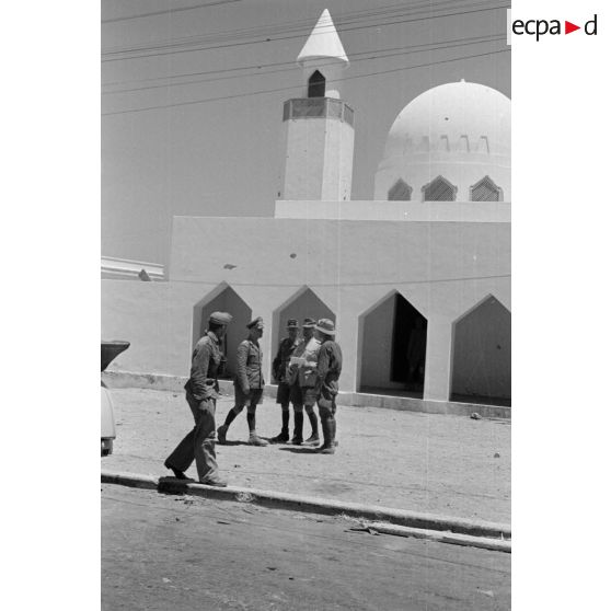 A Bardia, le général (Generalleutnant) Rommel et le général (Generalmajor) Gause, en compagnie d'officiers devant une mosquée blanche.