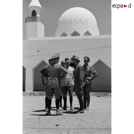 A Bardia, le général (Generalleutnant) Rommel et le général (Generalmajor) Gause, en compagnie d'officiers devant une mosquée blanche.