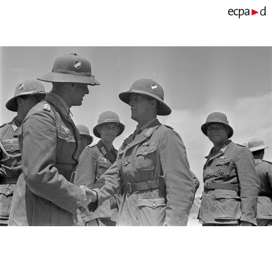 Le général (Generalmajor) von Ravenstein félicite un capitaine (Hauptmann) qui vient de recevoir la croix de fer.