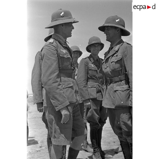 Le général (Generalmajor) von Ravenstein félicite un capitaine (Hauptmann) qui vient de recevoir la croix de fer.