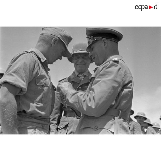 Le général (Generalleutnant) Erwin Rommel décore un soldat de la croix de fer sous les yeux du général (Generalmajor) von Ravenstein.