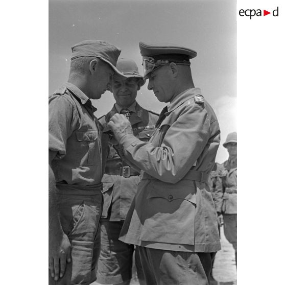 Le général Erwin Rommel remet personnellement une croix de fer à un soldat du générél Johann von Ravenstein.