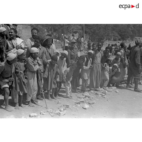 Des civils libyens regardent la course (fantasia).