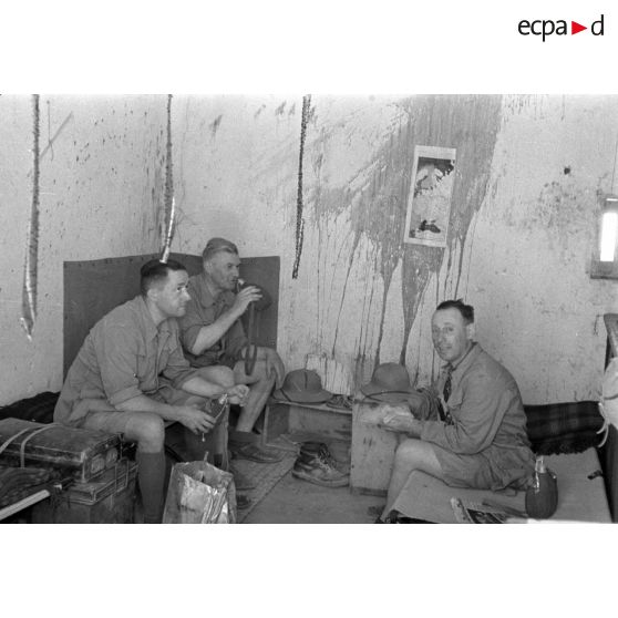 Trois artistes dans leur chambre.