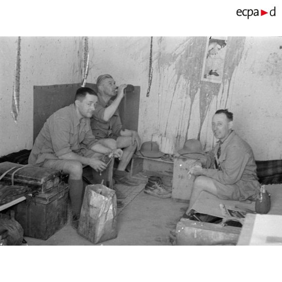 Trois artistes dans leur chambre.