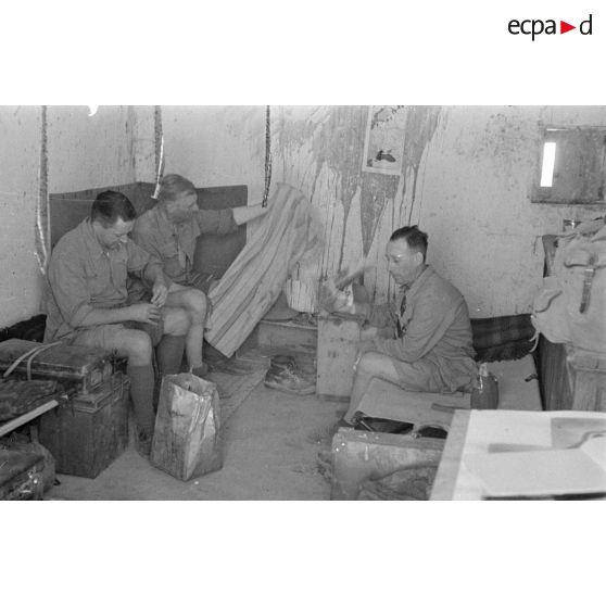 Trois artistes dans leur chambre.