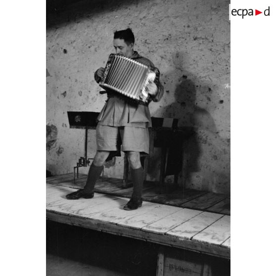 A Bardia, un artiste joue de l'accordéon.