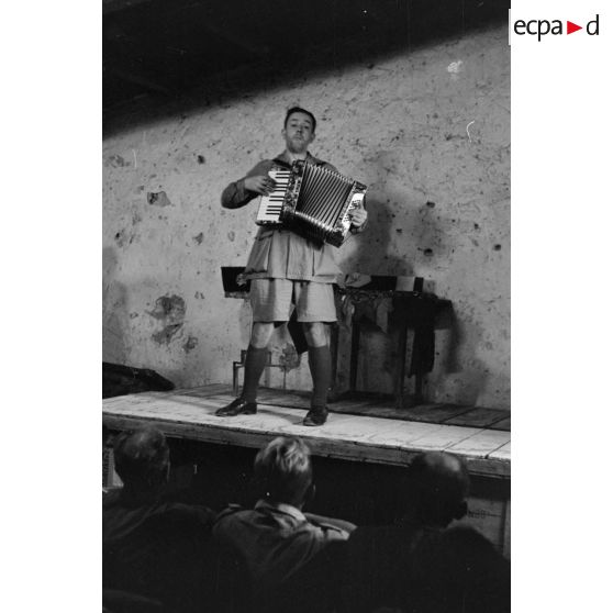 A Bardia, un artiste joue de l'accordéon.