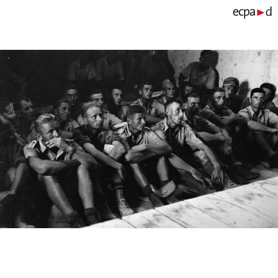 A Bardia, vue générale sur la salle et le public assis à même le sol.