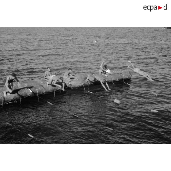 Les plongeurs plongent à partir des bateaux.