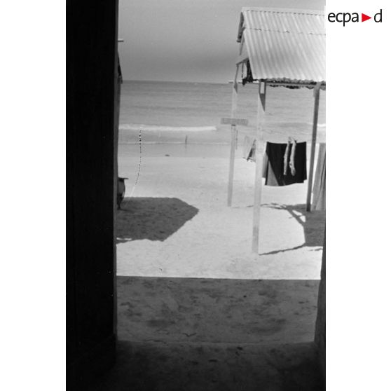 Vue sur la mer à partir d'un bâtiment au bord de la plage.