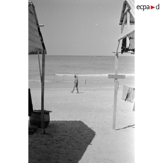 Vue sur la mer à partir d'un bâtiment au bord de la plage, une sentinelle allemande.