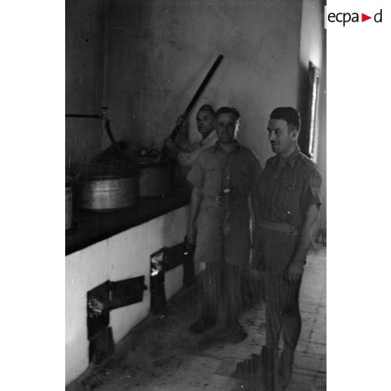 Dans le camp de prisonniers, une cuisine tenue par des Britanniques.