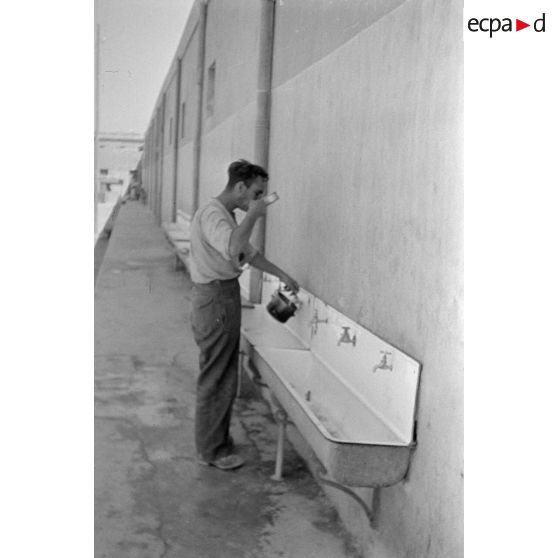 Les prisonniers s'abreuvent et travaillent aux bacs extérieurs.