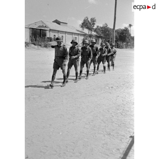 Relève de la garde allemande du camp de prisonniers.