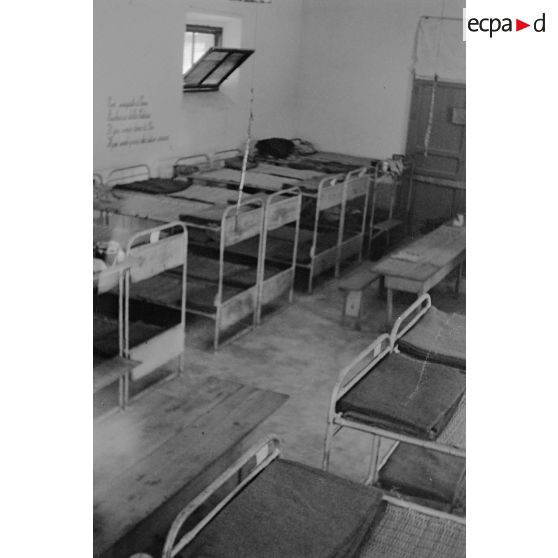 Une chambrée à lits superposés dans le camp de prisonniers.