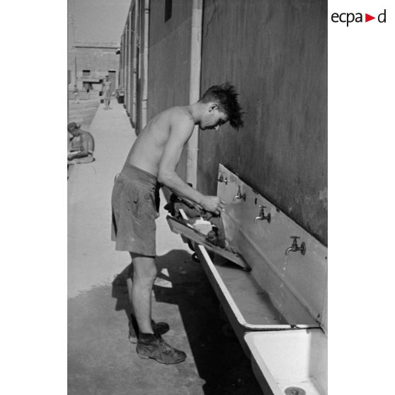 Un prisonnier lave ses effets.