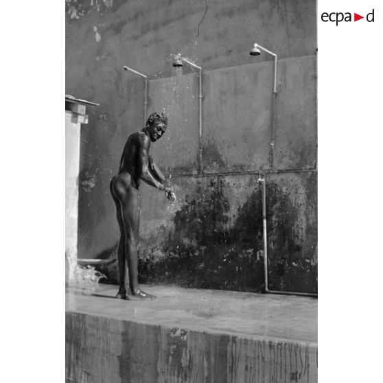 Un soldat noir sous la douche.