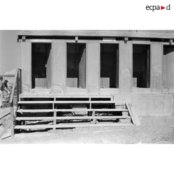 Les latrines du camps de prisonniers.