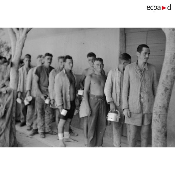 Queue de soldats attendant la distribution de nourriture.