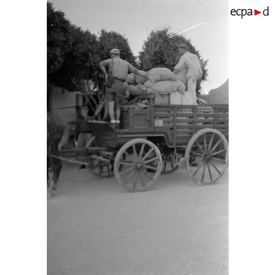 Une charrette de ravitaillement arrive au camp de prisonniers.