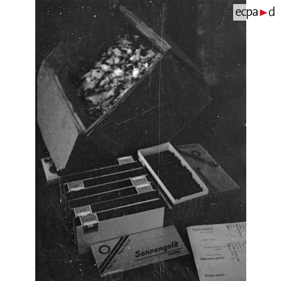 Dans un camp de prisonniers britanniques, le ravitaillement avec notamment des cigares ou des cigarettes.