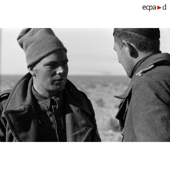 Des prisonniers sud-africains sont interrogés par des officiers allemands.