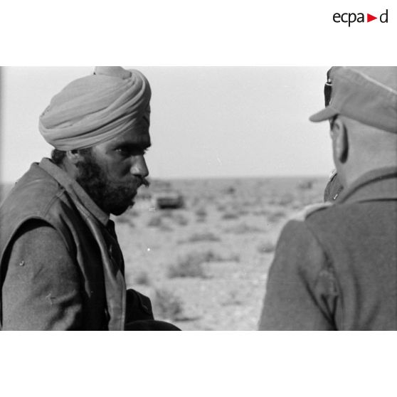 Des prisonniers sud-africains sont interrogés par des officiers allemands.