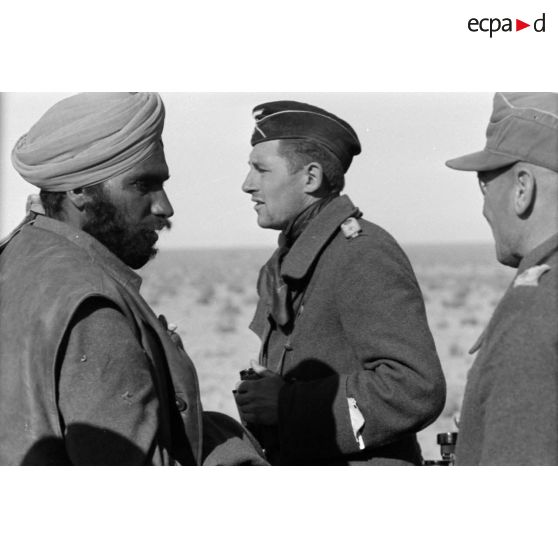 Des prisonniers sud-africains sont interrogés par des officiers allemands.