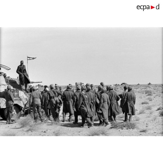 Les glacis d'un char de commandement (PzBefWg-III) et d'un SdKfz-232. L'Oberst Cramer rejoint le groupe de prisonniers britanniques.