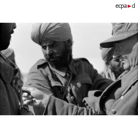 L'Oberst Cramer, commandant le Pz.Rgt-8 et le Kampfguppe-I, interroge les prisonniers.