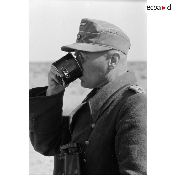 Le colonel (Oberst) Cramer boit à un quart.