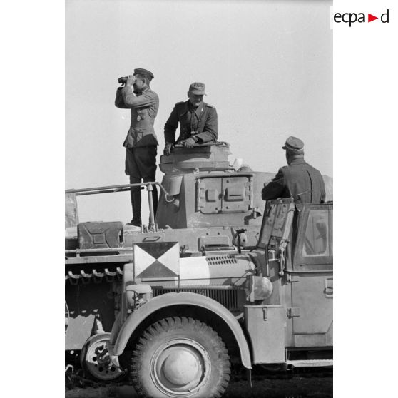 L'Oberst Cramer en conversation avec le général Crüwell, commandant le DAK.
