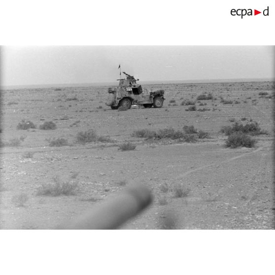 Une automitrailleuse britannique détruite (Marmond Herrington).