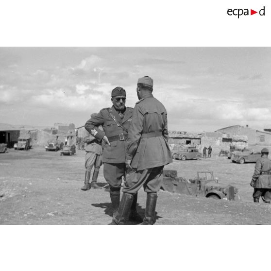 Le général Ugo Cavarello discute avec un officier italien à l'intérieur du fort.