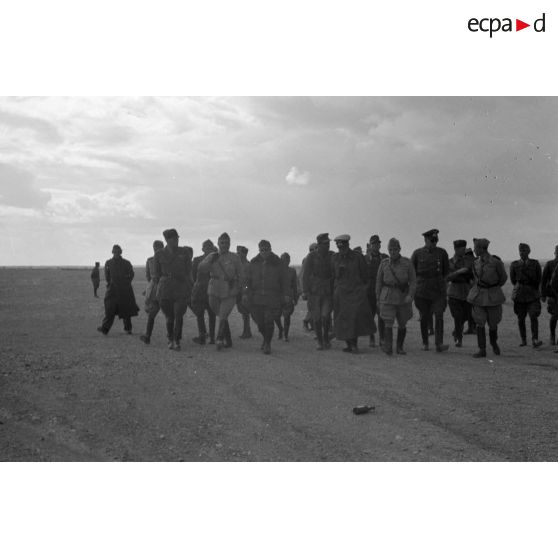 Un groupe d'officiers italiens et allemands s'avance. Parmi ceux-ci, les généraux Crüwell, Bastico, von Rintelen et Cavarello.