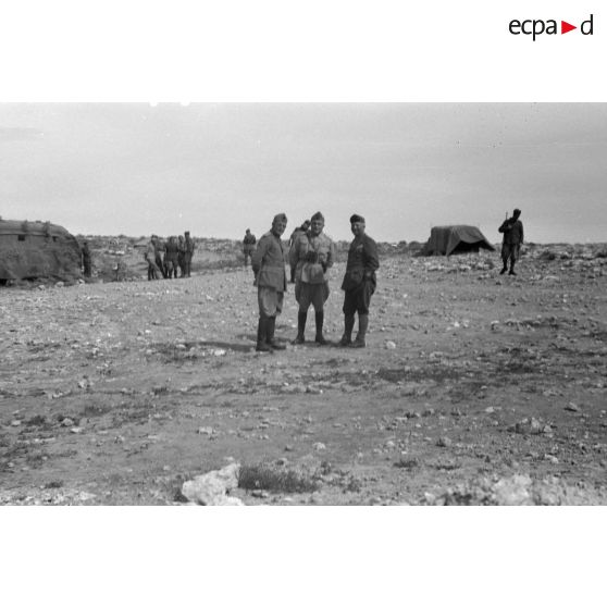 Deux groupes d'officiers supérieurs italiens en pleine discussion.