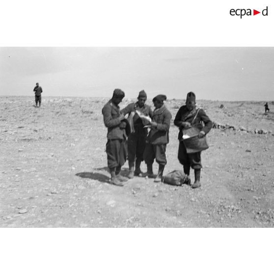 Distribution de journaux et de courrier à des soldats membres des chemises noires ou plus exactement de la Milizia Volontaria per la Sicurezza Nationale ou MVSN.