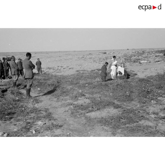 Des soldats italiens assistent à une messe en plein désert.