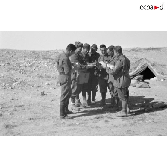 Distribution du courrier dans une unité de chemises noires.