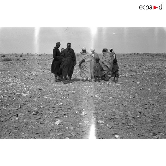 Un groupe de civils libyens en compagnie de soldats allemands.