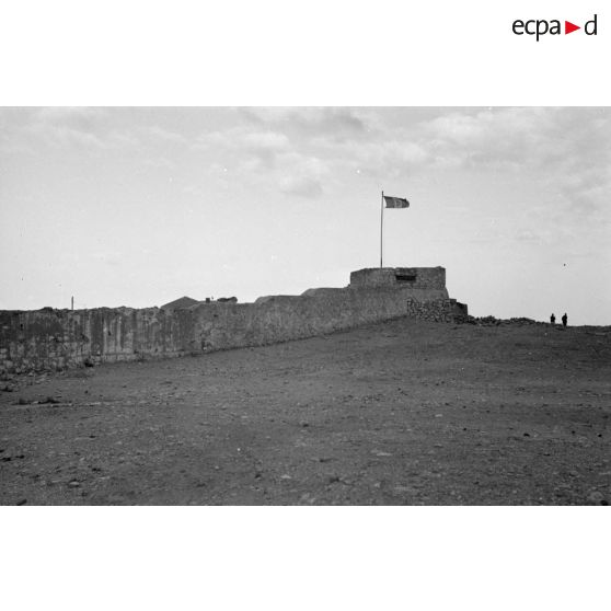 Au sein du fort de Méchili, une redoute surmontée d'un mât portant les couleurs italiennes.