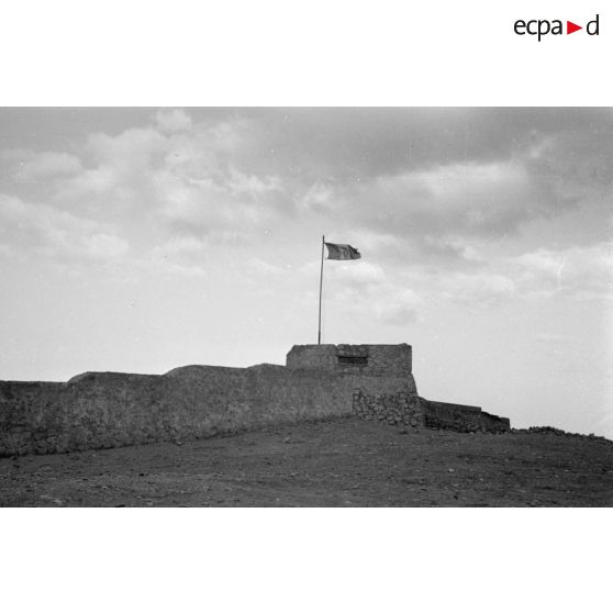 Au sein du fort de Méchili, une redoute surmontée d'un mât portant les couleurs italiennes.