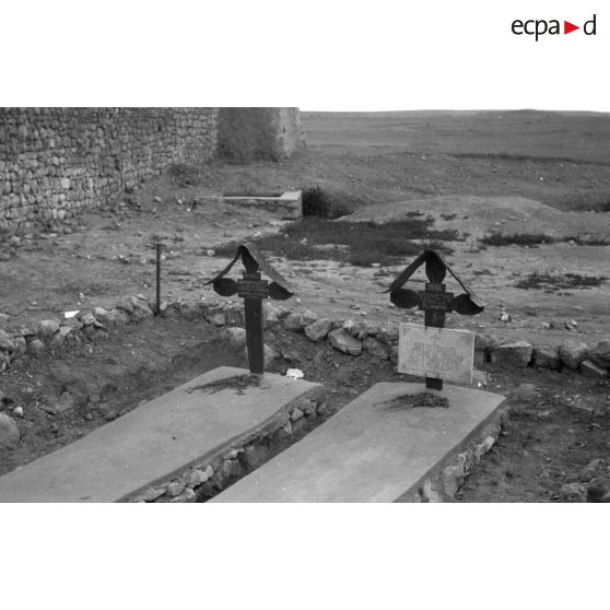 Deux tombes de soldats italiens mort au camp de Mechili.